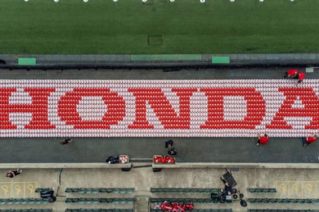 Un logotipo gigante de Honda compuesto por 2 030 pelotas de rugby rompió un récord mundial Guinness en el estadio Twickenham de Londres