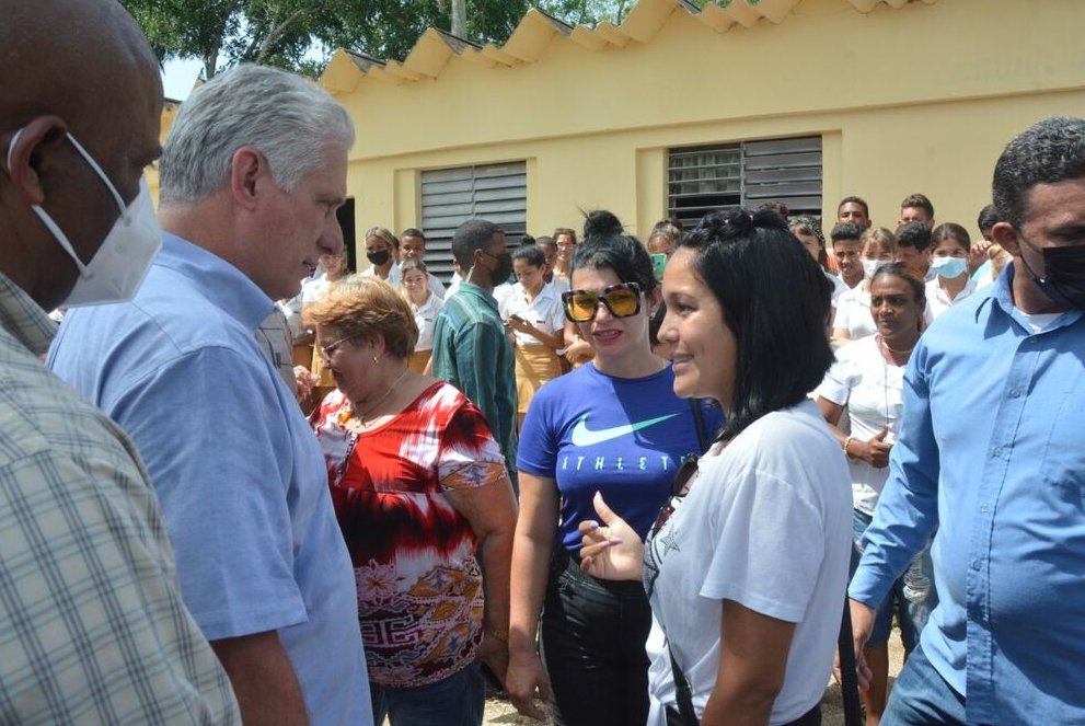 Al término del encuentro, Díaz Canel y demás acompañantes visitaron varios centros de interés económico y social del municipio de Morón, en los que intercambió con trabajadores y vecinos