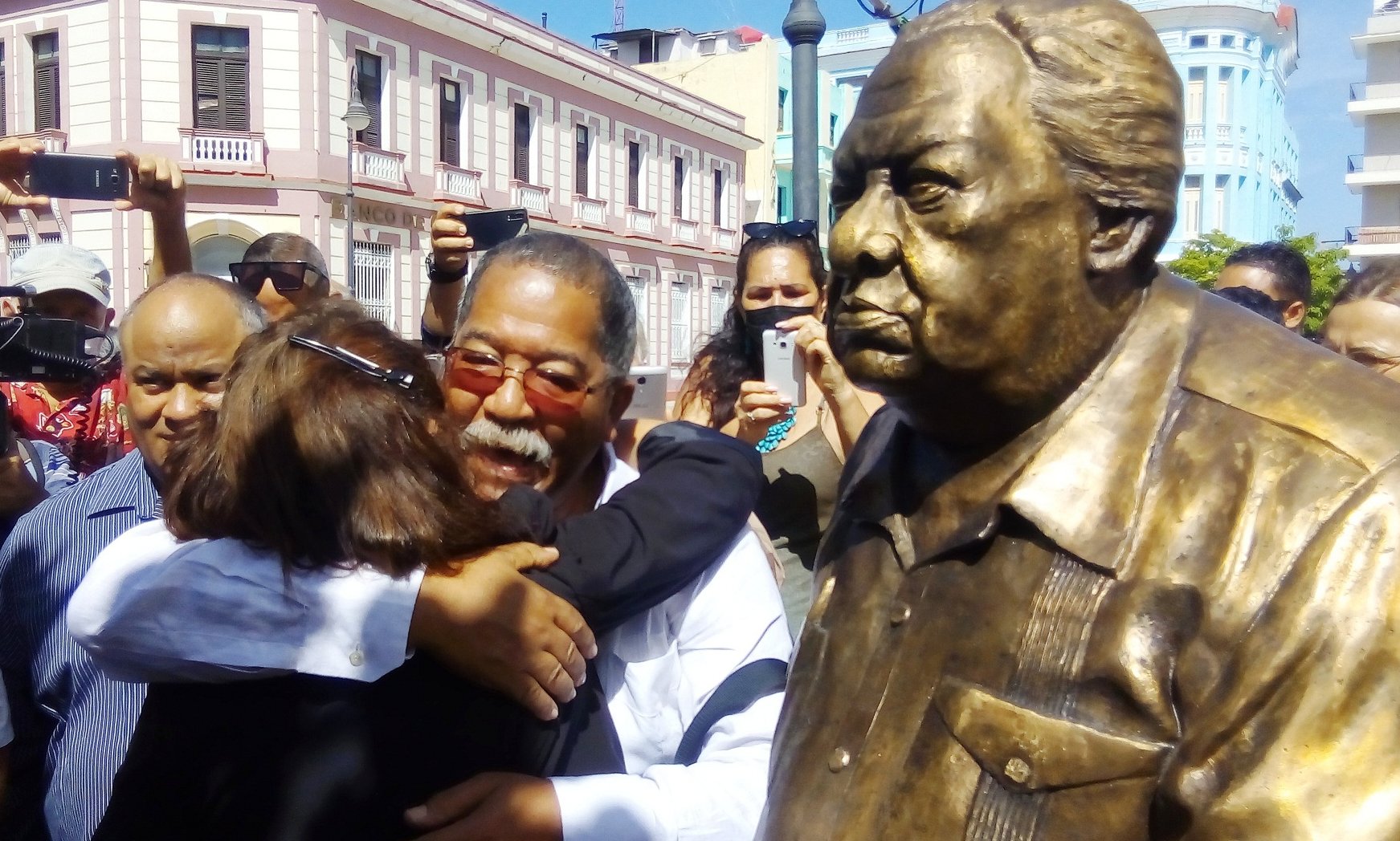 Emocionado, el sobrino—nieto del poeta camagüeyano, presidente de la Fundación Nicolás Guillén, Doctor Nicolás Hernández Guillén, abrazó y agradeció a la prestigiosa artistas Martha Jiménez