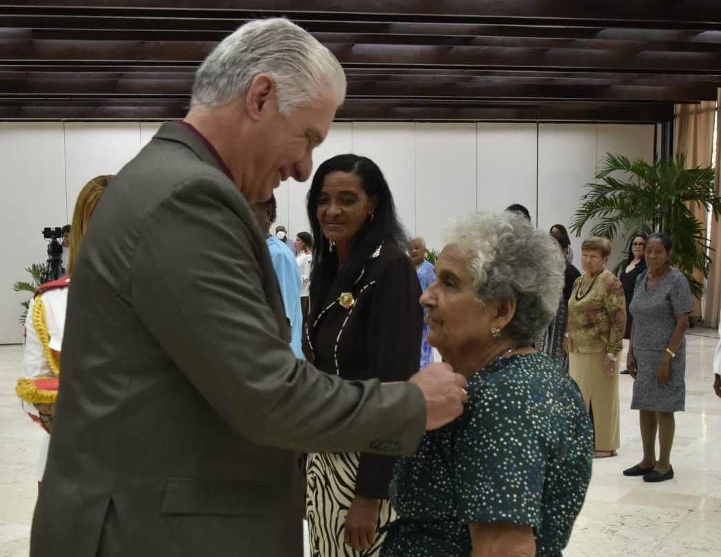 El Primer Secretario del Comité Central del Partido Comunista y Presidente de la República, Miguel Díaz-Canel Bermúdez, condecoró este lunes a valerosas mujeres cubanas.