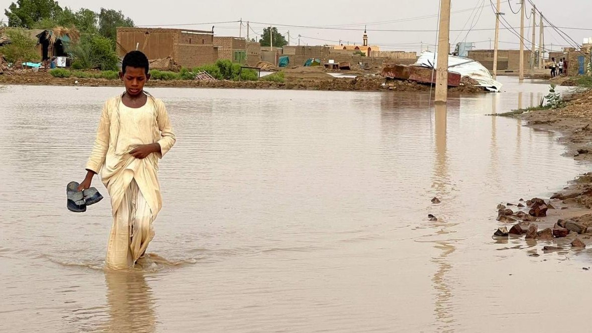 Las fuertes lluvias e inundaciones desplazaron a más de 2500 personas en la localidad de Al Managil