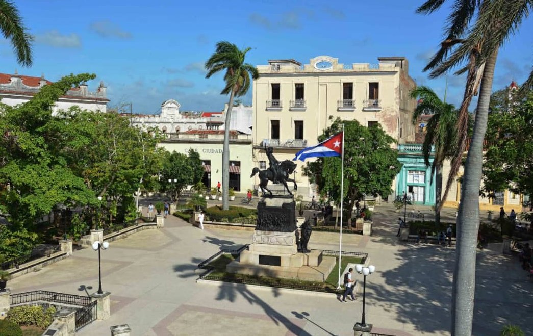 El Parque Agramonte es uno de los escenarios más atractivos del centro histórico agramontino. En este lugar se yergue su estatua ecuestre. En el bajo relieve de la imponente composición escultural se representa el épico recate del brigadier Julio Sanguily, acción temeraria que puso de manifiesto el arrojo de El Mayor, sus dotes militares y su fidelidad.