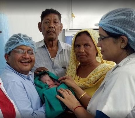 Chandravati, de 70 años, dio a luz a su primer hijo