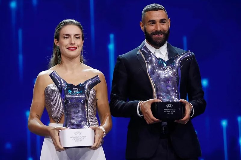 La española y el francés, capitanes de blaugranas y merengues, respectivamente, sonríen tras recibir su merecido galardón.