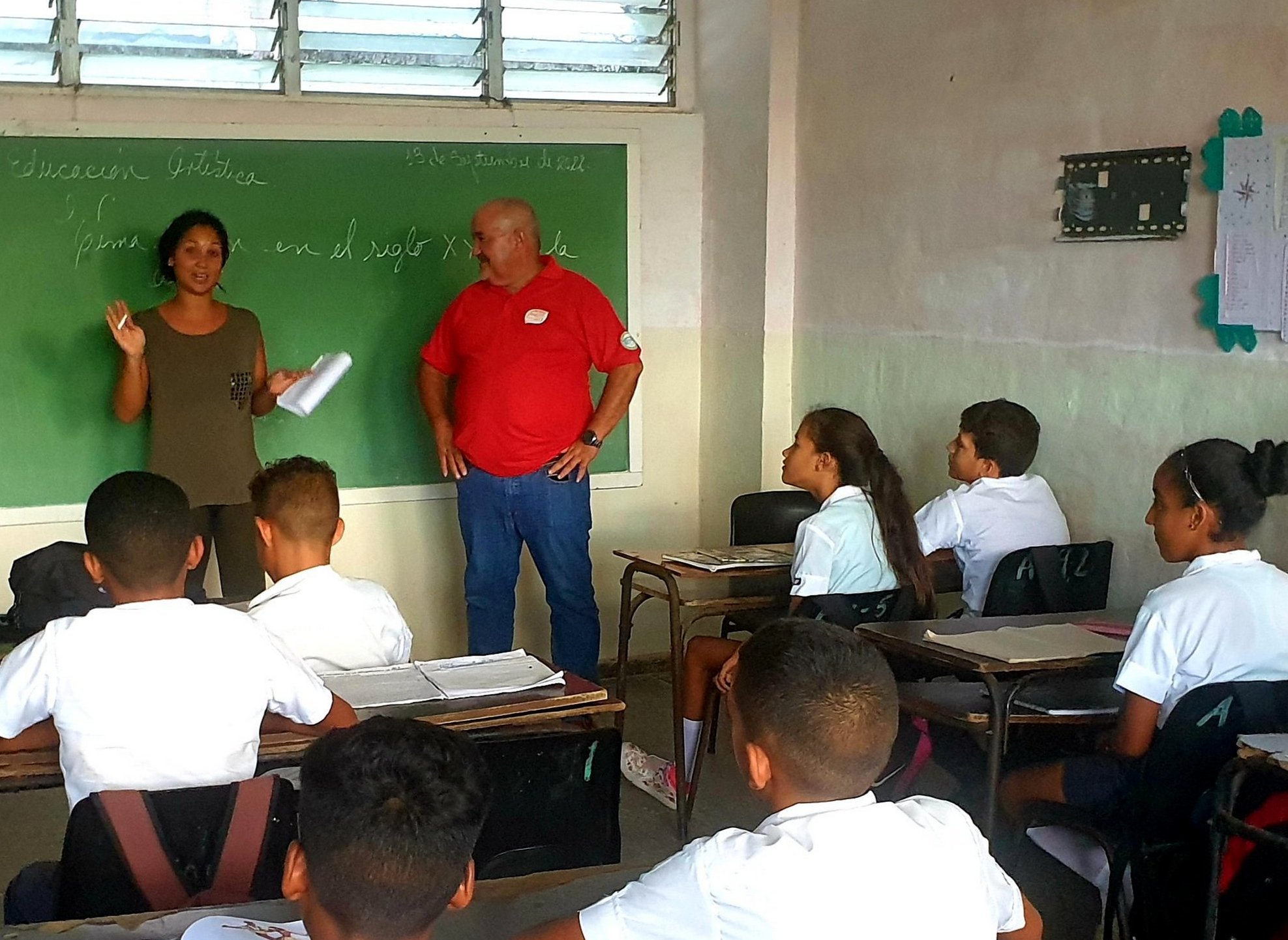 Omar Conde dialoga con estudiantes de la ESBU Rodolfo Carballosa en Isla de la Juventud.