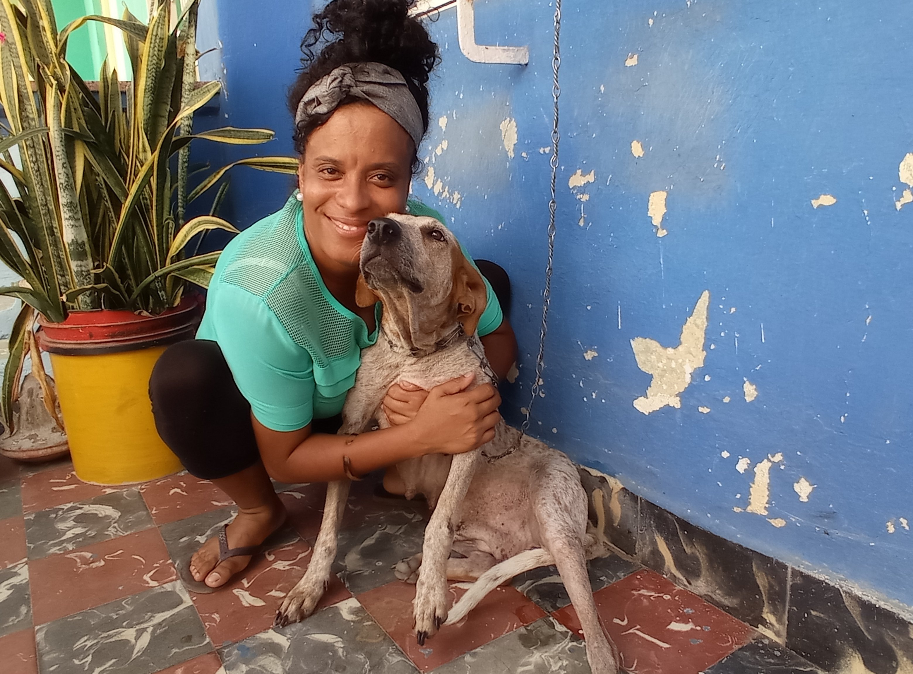 Linda Gilsa y Mariposa han construido una relación de amistad que rebasa los límites de dueña y mascota.