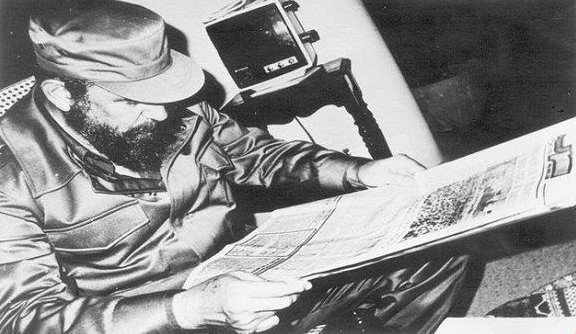 Fidel leyendo una edición de Juventud Rebelde