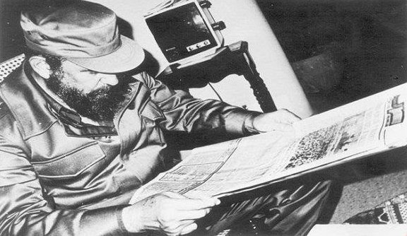 Fidel leyendo una edición de Juventud Rebelde