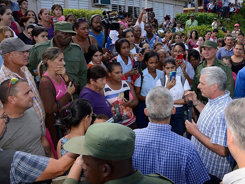 El Jefe de Estado al intercambiar con el pueblo