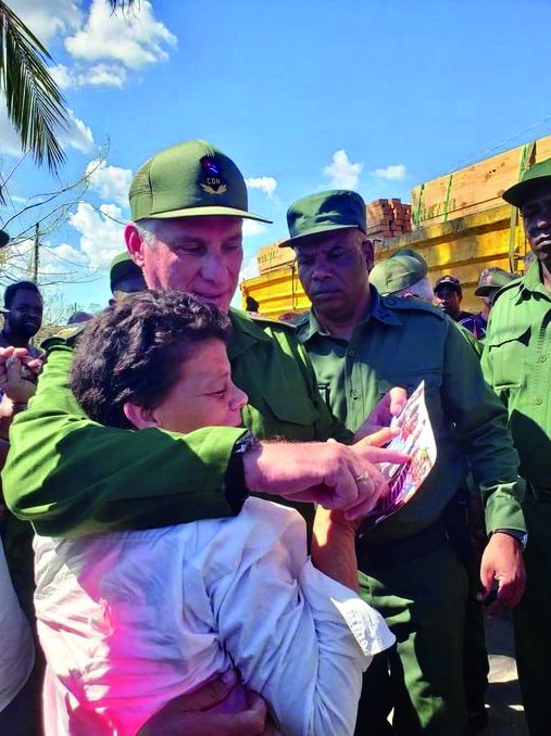 El Presidente cubano durante su visita a La Coloma, comunidad impactada por el huracán Ian.