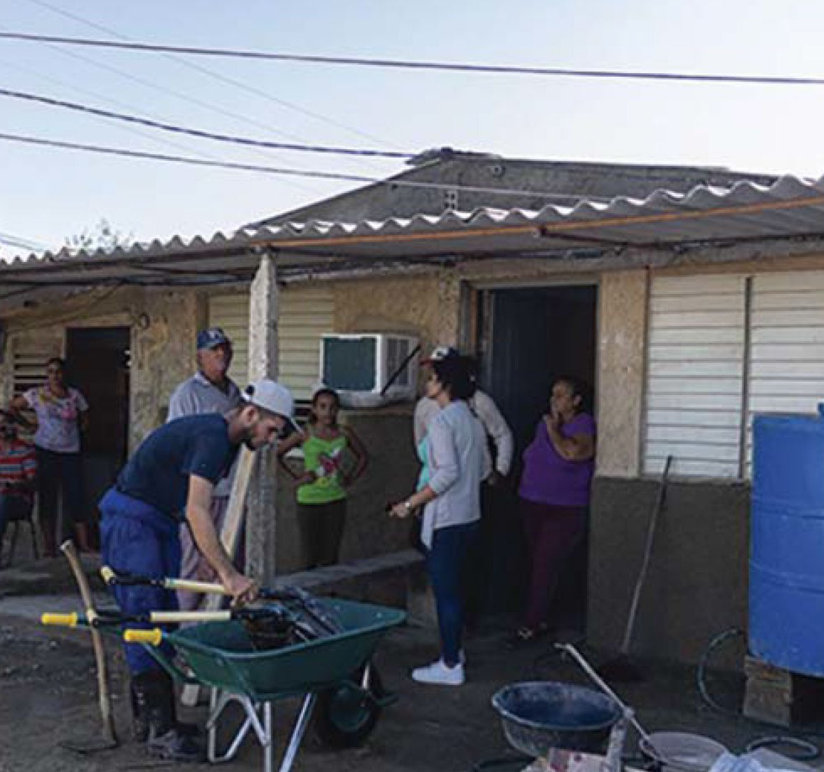 Diversas brigadas apoyan la reparación del fondo habitacional, el área de más impacto tras el huracán.