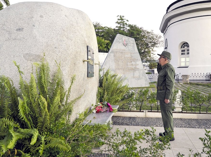 El General de Ejército Raúl Castro Ruz dedicó un ramo de flores a su hermano en la vida y la lucha