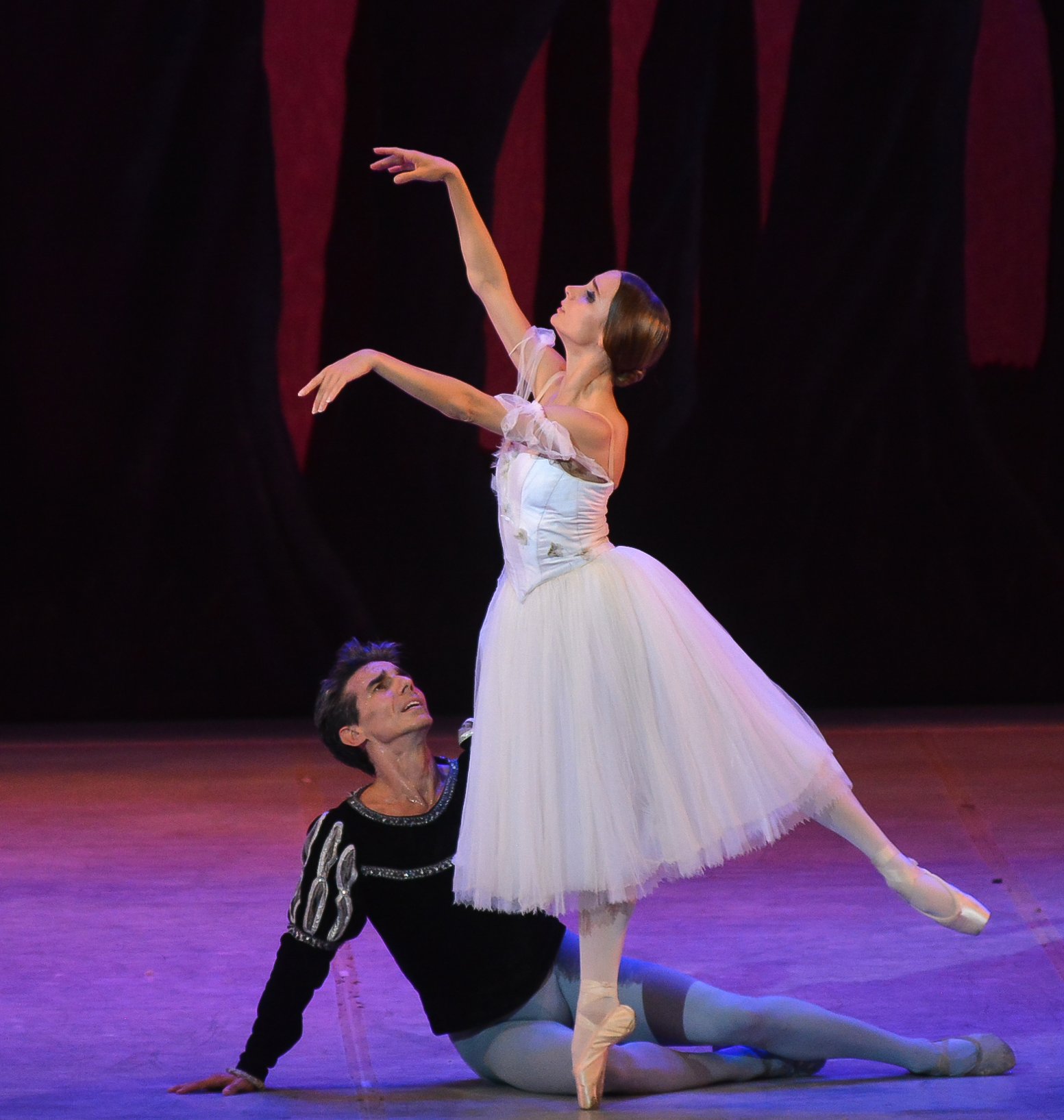 María Kochetkova y Joaquín de Luz durante su interpretación de la versión cubana de Giselle en la sala Avellaneda del Teatro Nacional de Cuba.