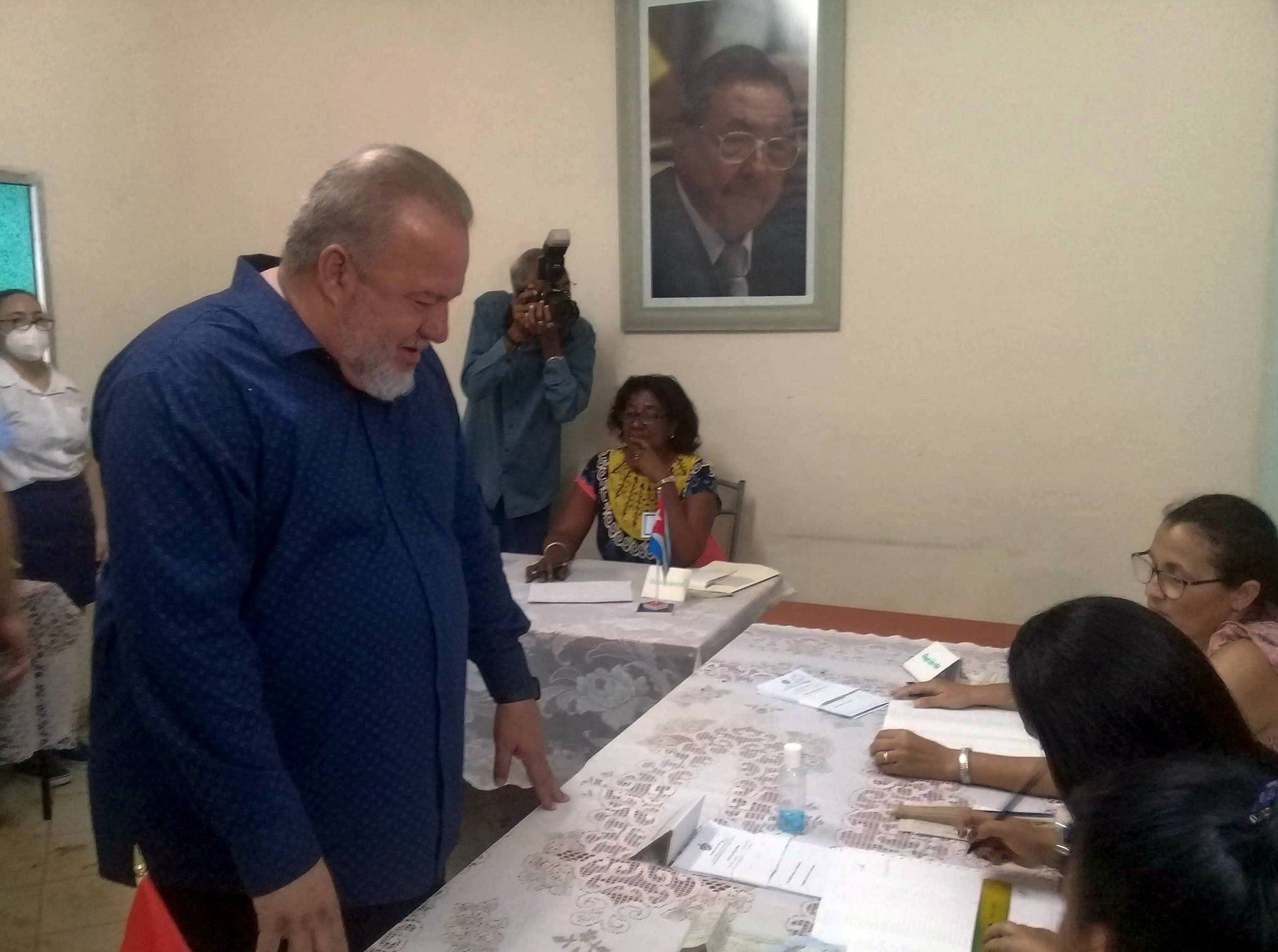 Manuel Marrero ejerce su derecho al voto en un colegio electoral de Playa