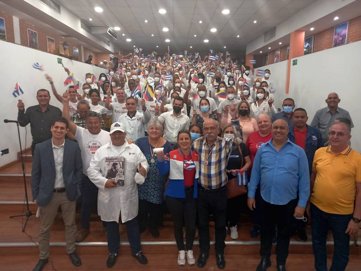 Colaboradores cubanos en el  Centro de Salud Integral Salvador Allende.