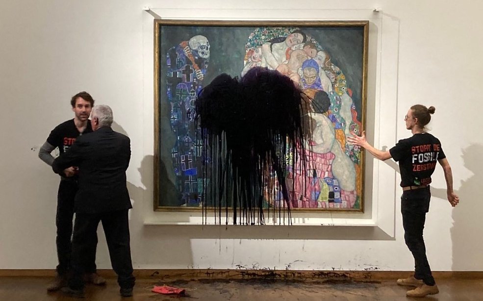 Activistas vierten pintura sobre la obra de Klimt