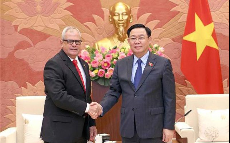 Vuong Dinh Hue, presidente de la Asamblea Nacional de Vietnam, y Homero Acosta Álvarez, secretario de la Asamblea Nacional del Poder Popular de Cuba