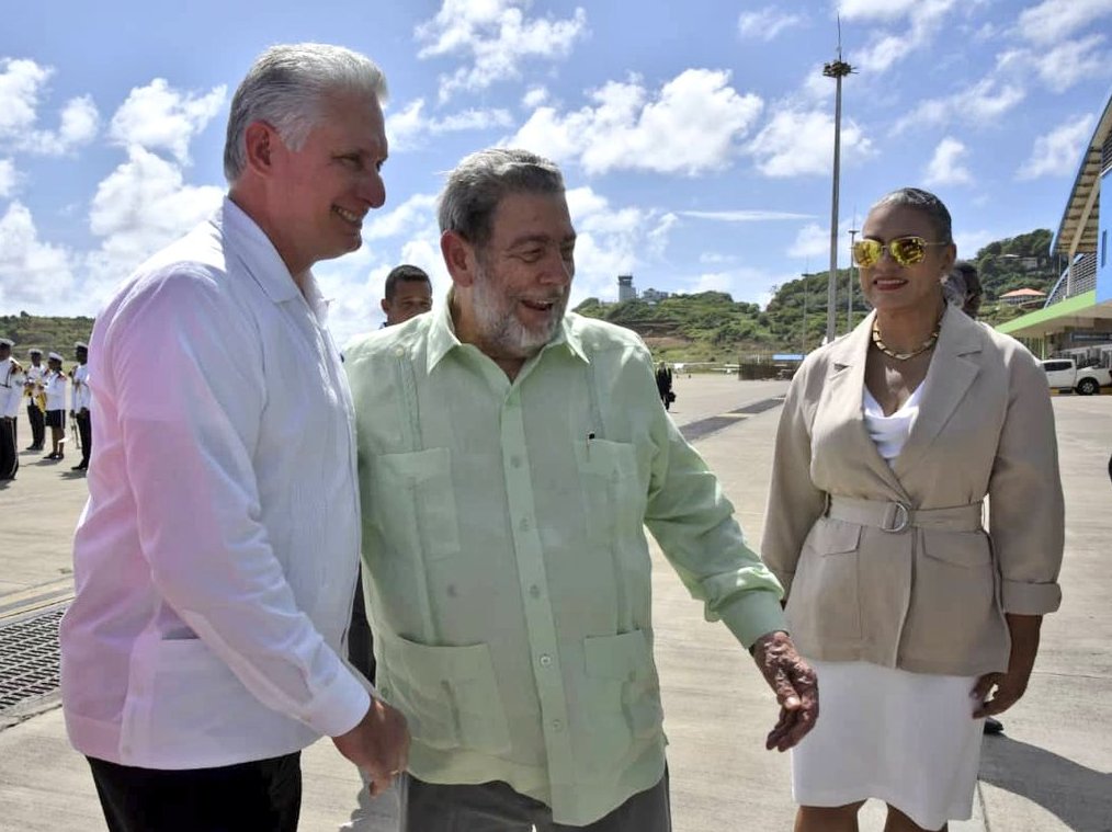 El mandatario cubano fue recibido a su llegada al aeropuerto internacional Argyle por el primer ministro Ralph Gonsalves.