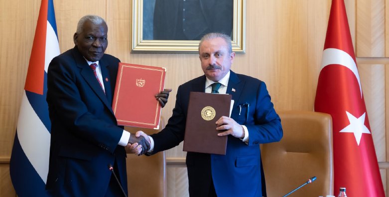 Esteban Lazo y Mustafa Şentop firmaron un memorando de cooperación interparlamentaria.