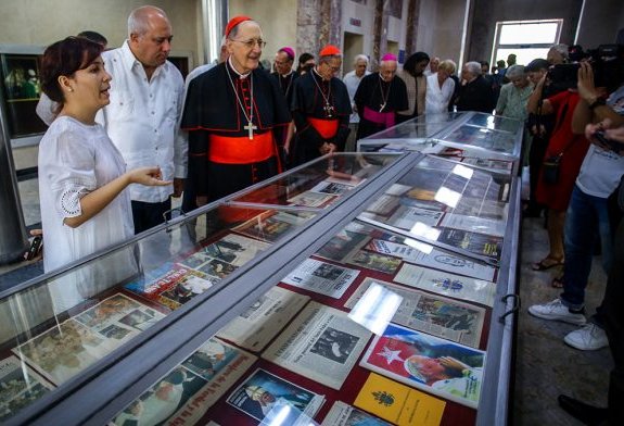 Ministro de Cultura y el cardenal Beniamino Stella asisten a la muestra por el aniversario 25 de la visita del papa Juan Pablo II a Cuba