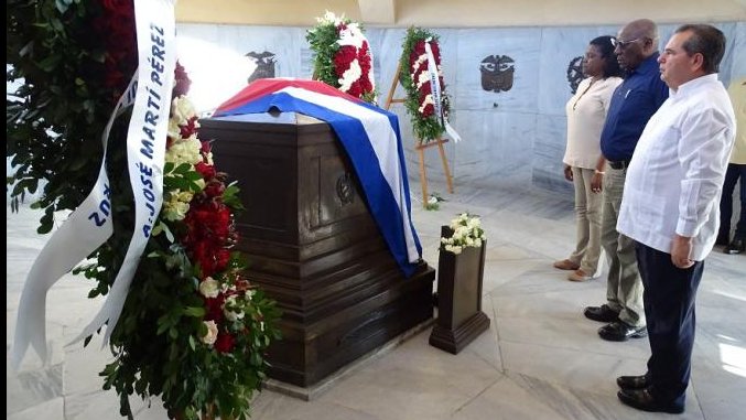 Salvador Valdés Mesa rinde homenaje a José Martí