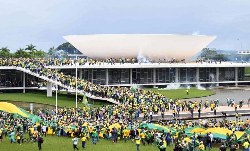 Bolsonaristas radicales tras irrumpir en el Congreso de Brasil