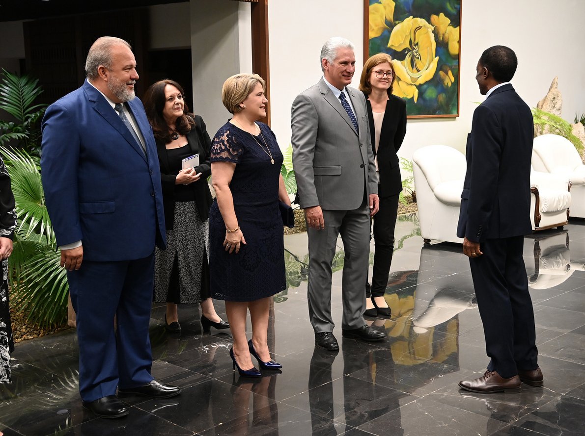 El Jefe de Estado intercambió saludos con más de un centenar de integrantes del Cuerpo Diplomático y representantes de organismos internacionales acreditados en la Isla