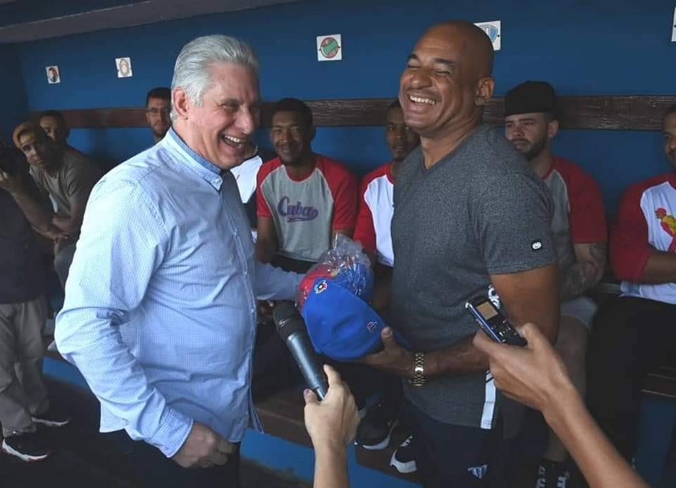 Díaz-Canel visita al Equipo Cuba de béisbol