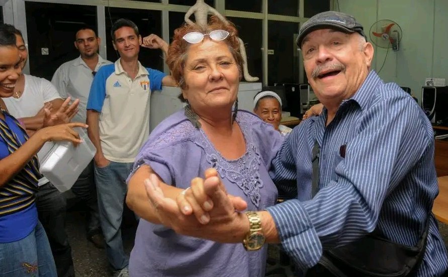 Amado junto a Chabela Garrido, por muchos años editora jefa de Opciones, en una actividad en Juventud Rebelde