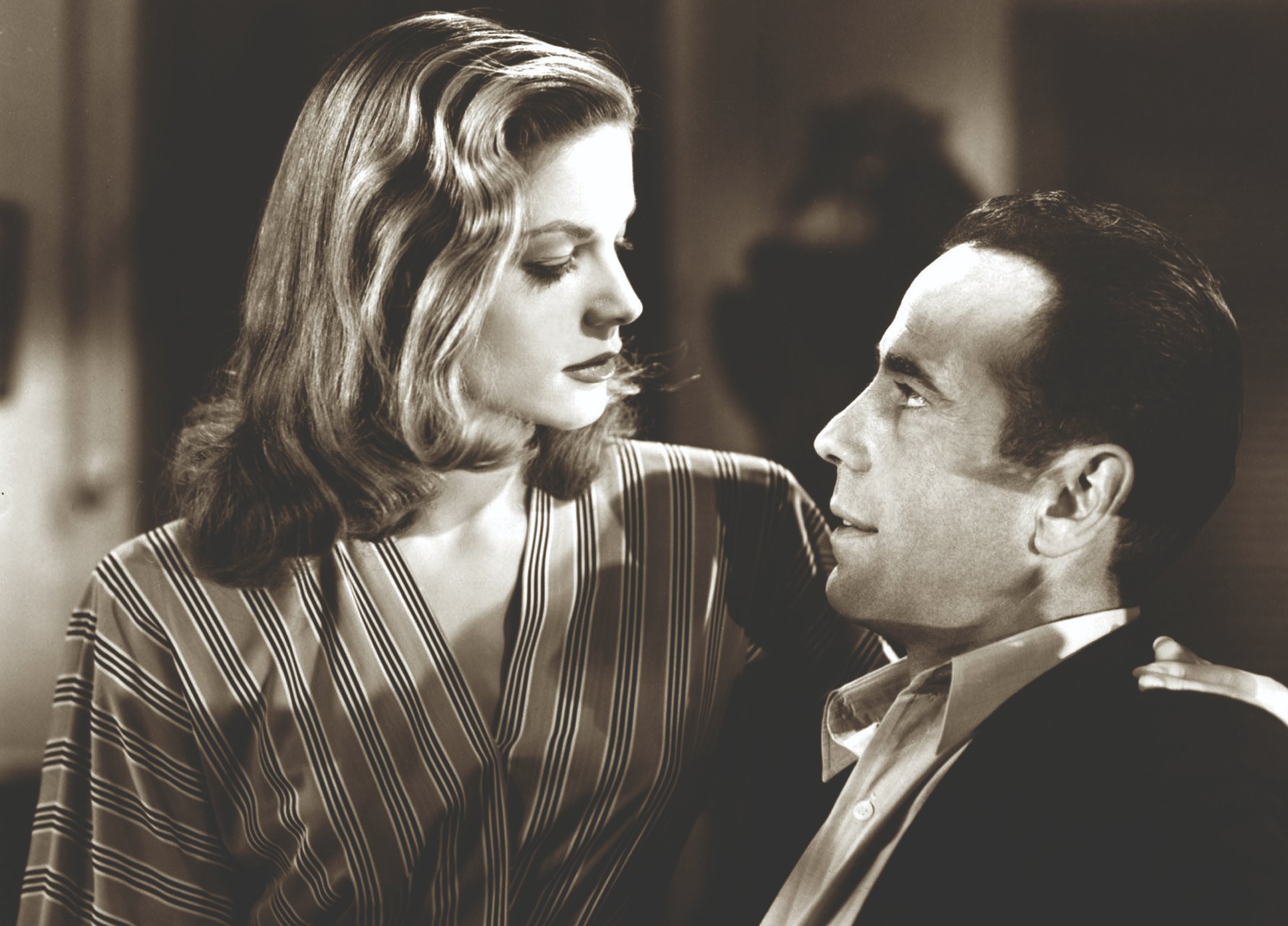 Lauren Bacall, encarnación de la femme fatale del cine, arquetipo diseñado para advertir la tragedia que acarreaba a los hombres enamorarse de una mujer segura de sí misma.