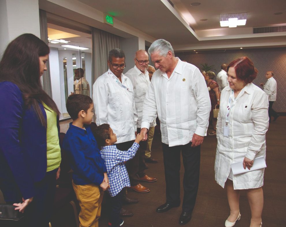 Díaz-Canel saludó a todos los integrantes de la familia que representa a Cuba en la República Dominicana.