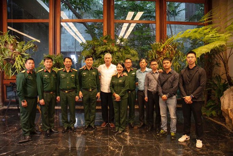 El presidente cubano Miguel Díaz-Canel recibió hoy a una delegación del Ejército Popular de Vietnam.