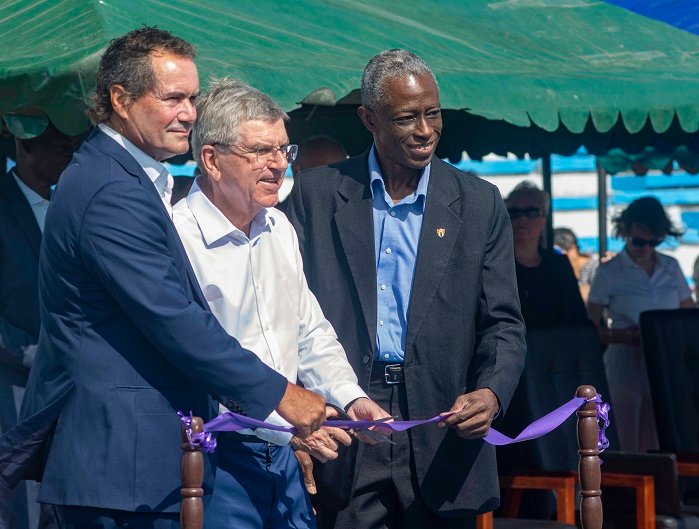 Thomas Bach, presidente del COI, Neven Ilic, presidente de PanamSports, y Roberto León Richards, presidente del COC