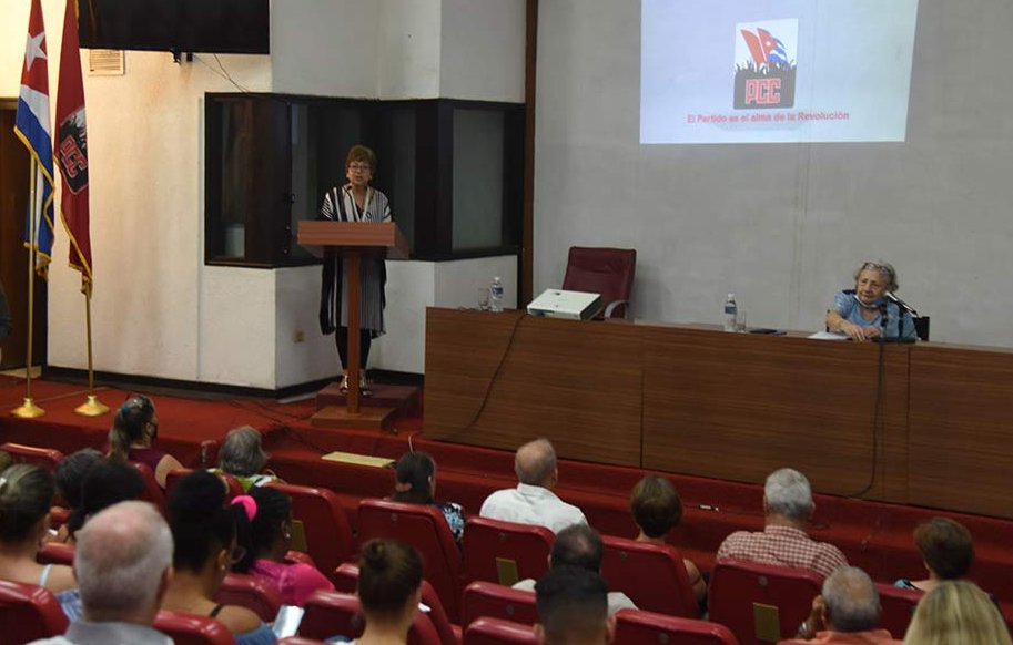 Acto en la Escuela Superior del Partido, Ñico López