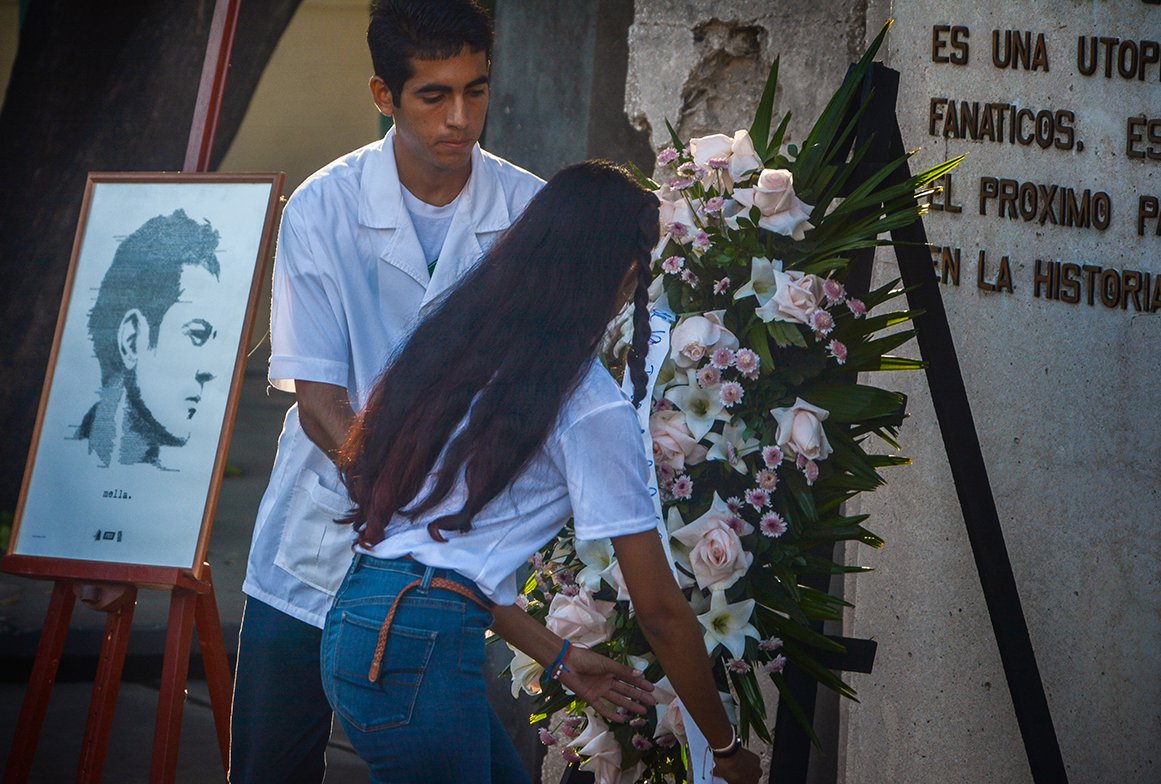 Flores y el compromiso renovado de la juventud no faltaron en el homenaje a Mella que tuvo lugar este sábado en la capital.