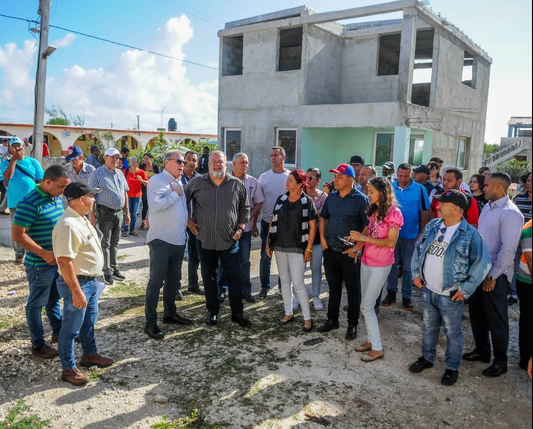Manuel Marrero Cruz en recorrido como diputado por Gibara