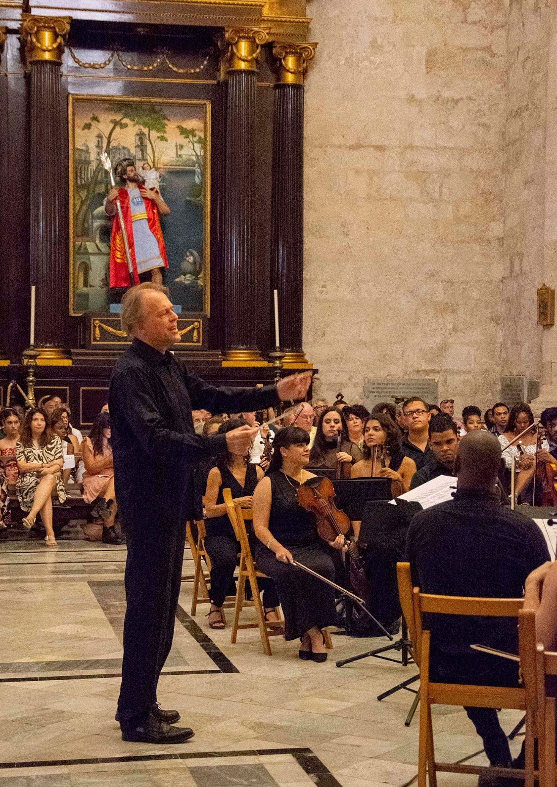 Alrededor de 1 500 personas abarrotaron la Catedral de La Habana para disfrutar de un programa concierto que incluyó el Réquiem de Mozart la noche del pasado 15 de abril