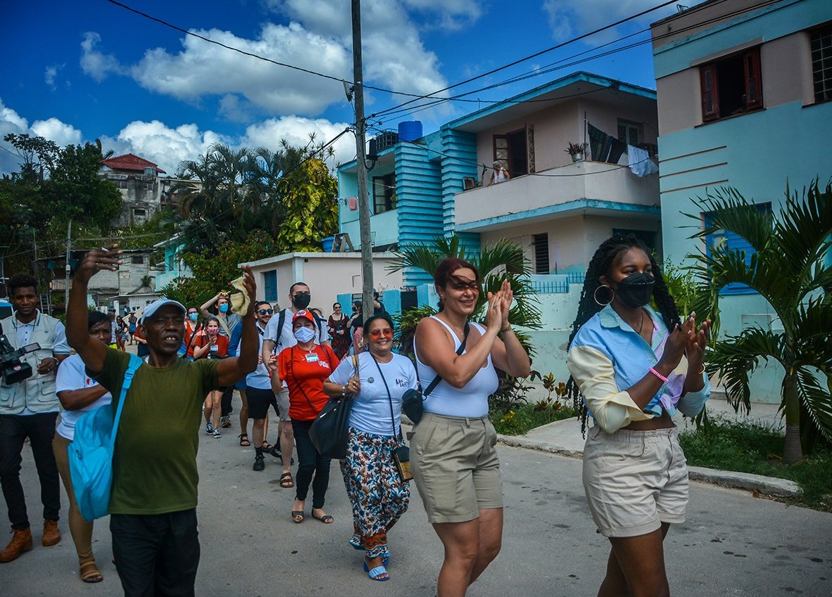 En El Fanguito, integrantes de la  Brigada Internacional Primero de Mayo compartieron con los vecinos del barrio, en plena transformación.