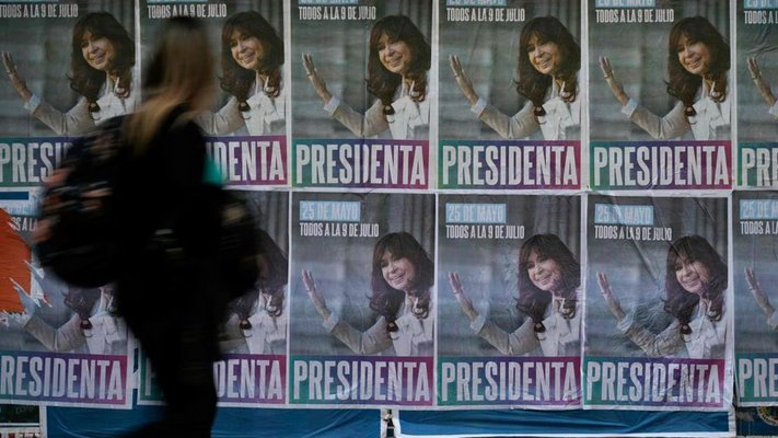 Masivo apoyo a Cristina Fernández en la antológica Plaza de Mayo