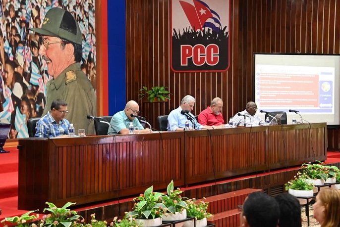 Díaz-Canel de visita por Holguín