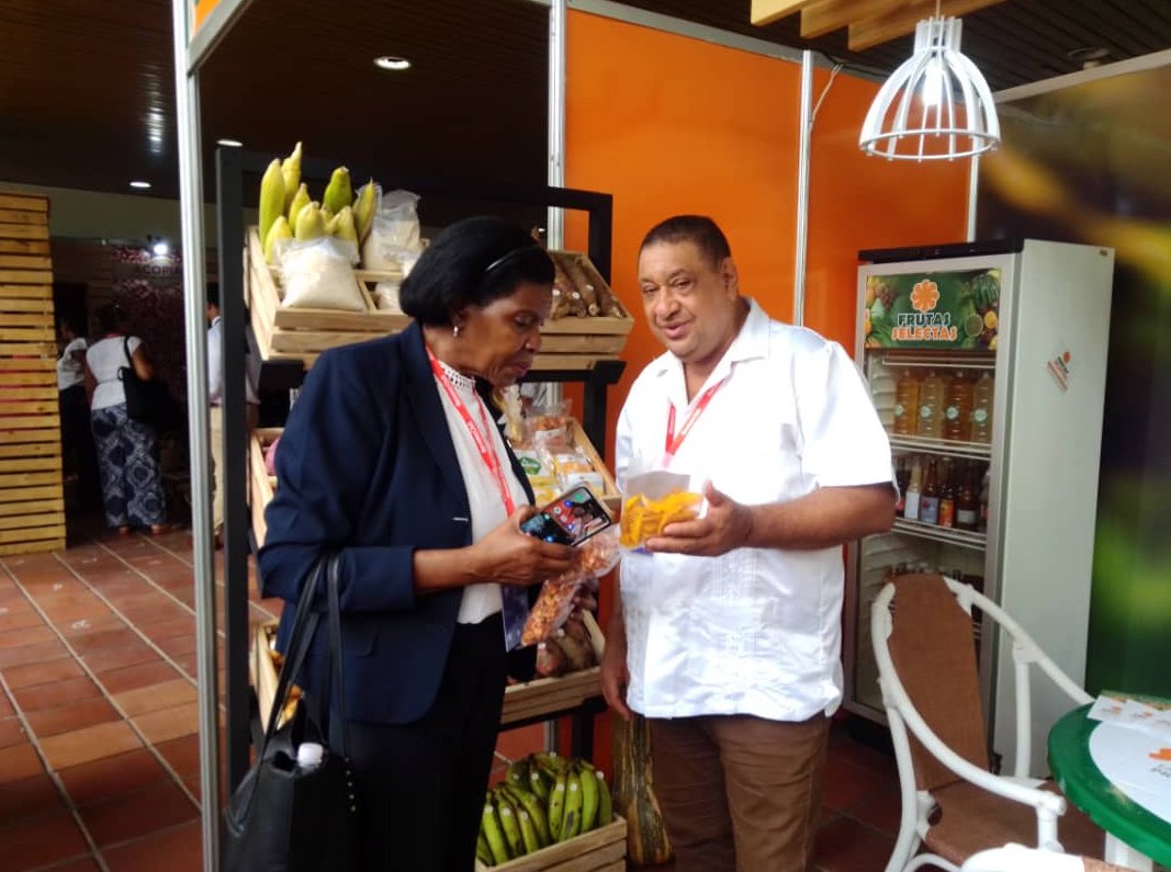 Emma Hippolytte, ministra de Comercio, Industria y Desarrollo de Negocios de Santa Lucía recorrió los stands de ExpoCaribe 2023