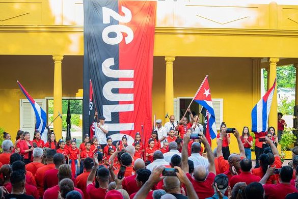 Frente al antiguo cuartel Carlos Manuel de Céspedes, hoy Parque Museo Ñico López, cientos de bayameses evocaron la gesta iniciada hace 70 años