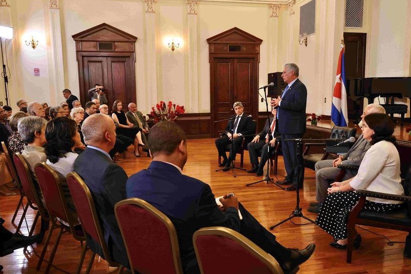 El Presidente cubano se reunió con un nutrido grupo de directivos, representantes, artistas y promotores culturales estadunidenses