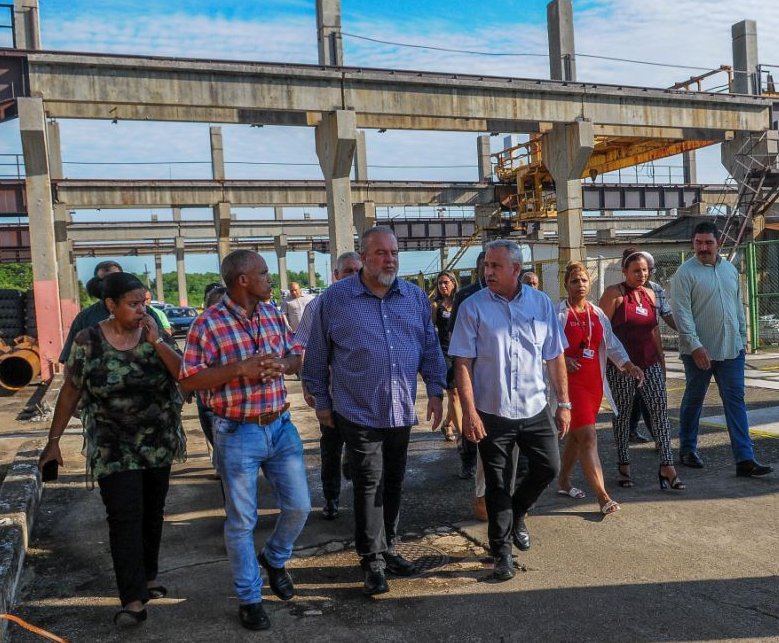 Visita del Primer Ministro, Manuel Marrero Cruz, a la Empresa Mecánica de Bayamo