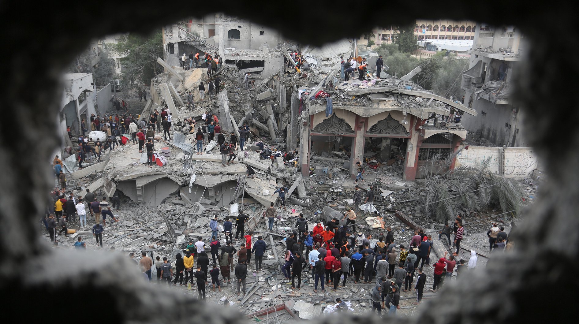 Palestinos buscan sobrevivientes de un bombardeo israelí en Rafah, en la Franja de Gaza