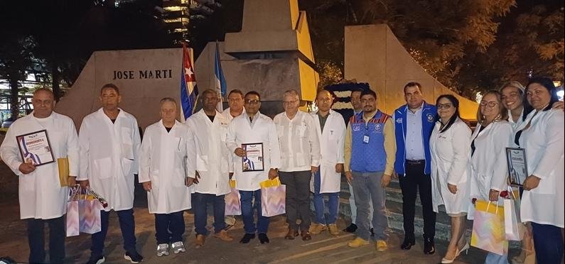 Colaboradores médicos cubanos regresan de Guatemala.jpg