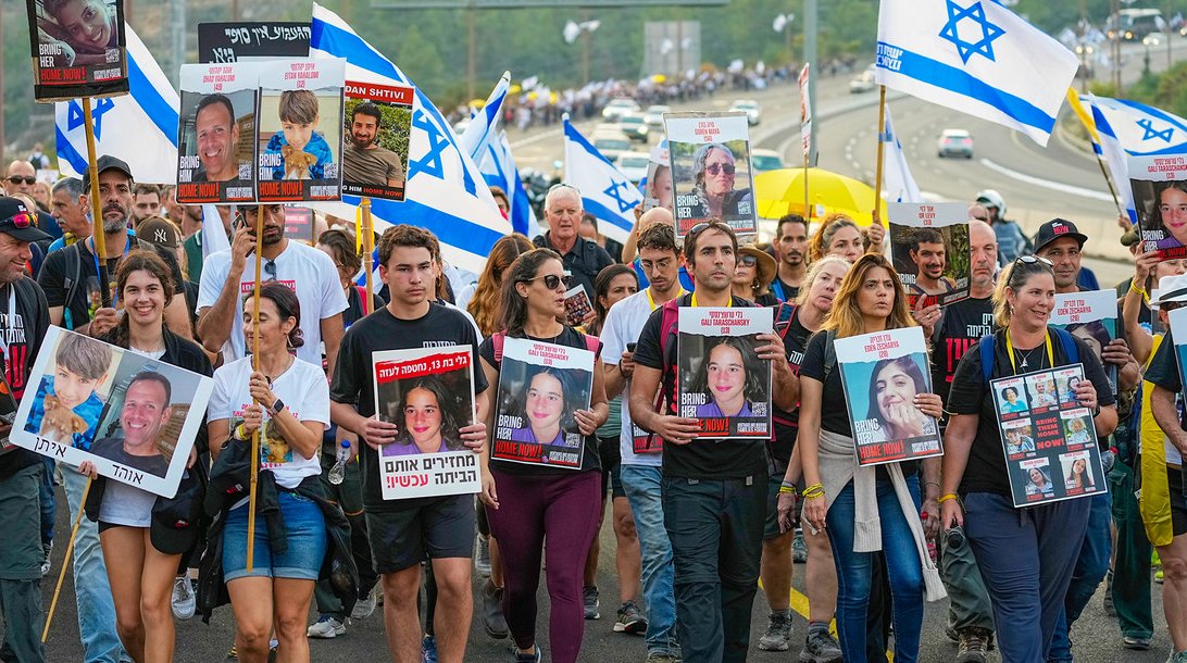 Familiares y amigos de los rehenes israelíes secuestrados por Hamás, cerca de Abu Ghosh (Israel), 17 de noviembre de 2023