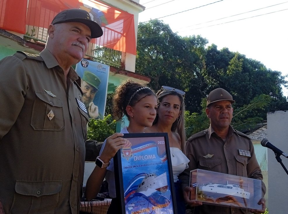 Sabrina junto a sus padres y el Héroe de la República, el primer coronel Orlando Cardoso Villavicencio (izquierda).