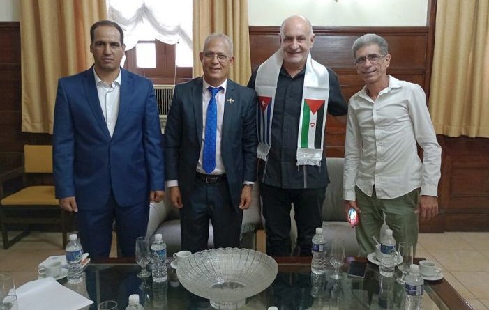 El bubisher de la esperanza, portador de buenas noticias, prenda del desierto ornamentada con banderas saharaui y cubana, le fue obsequiado a Ronquillo