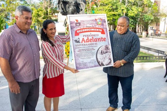 Celebran los 65 años del periódico agramontino Adelante